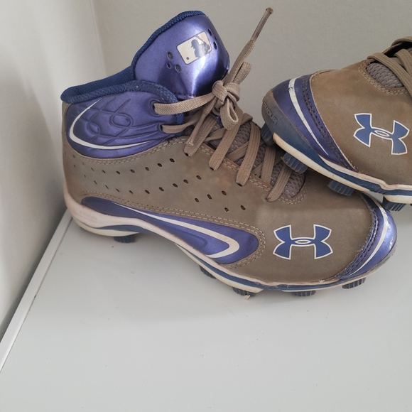Boy’s Under Armour Baseball Cleats - Picture 3 of 16